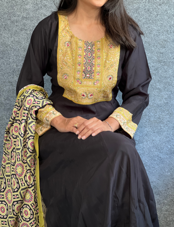 Black anarkali Kurta Set - Image 3